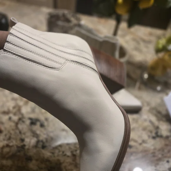 Marc FISHER Elegant White Ankle Boots - Picture 3 of 5